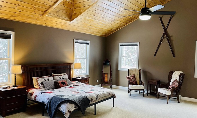 New London House | BigBear Lodge - Mt Sunapee/Hot Tub/Firepit - Family Friendly!