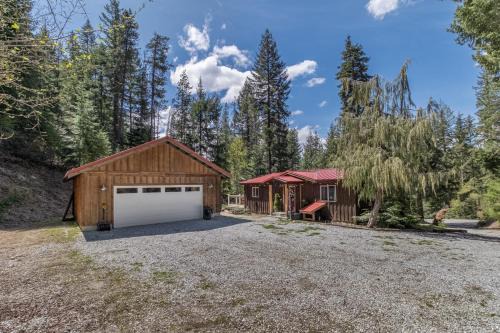 Ardenvoir House | Bigfoot Base Camp by NW Comfy Cabins