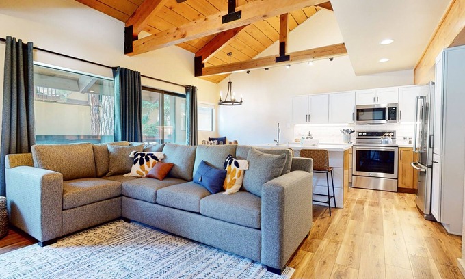 Majestic Pines Condo | Bigwood #45 (2-Bedroom Condo) with Pool by RedAwning