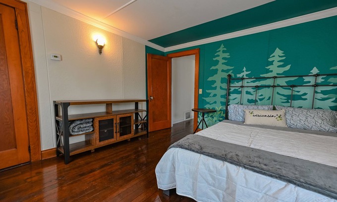 Elkhorn Apartment | Bikes n' Beds- 2 bed/1 bath unit near Kettle Moraine!