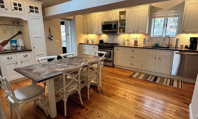 Greenwood Lake House | BillyMoe’s Bungalow, A low key 3 Bedroom house with lake view.