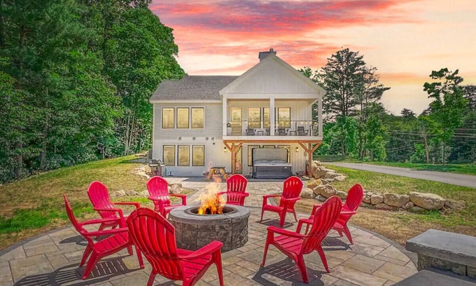 North Conway House | Birch Haus | New Luxury Home w/Views & Hot Tub