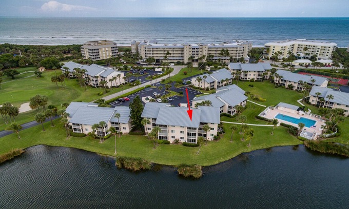 Stuart Condo | BIRD'S EYE VIEW 5 min walk to beach, lovely views of golfcourse, lakes, sunsets
