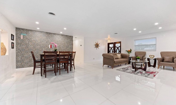 Palm Beach - West Palm Beach House | Birdie 5 BD, 4 BA, Sleeps12, Jacuzzi, Mini Golf