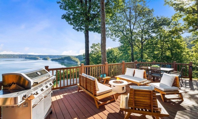 Rogers House | Birds Eye Retreat -10 acres on Beaver Lake-Hot Tub