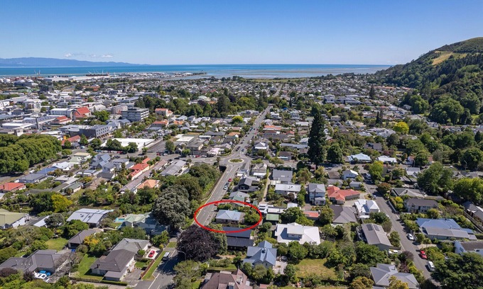 Nelson City Centre House | Birdsong Cottage - Your Central Haven in Nelson