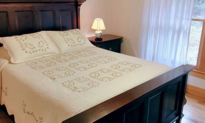Frank House | BirdTown Guesthouse - mountain views, creeks, national forest, quiet, private