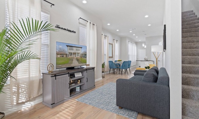 Oak Cliff House | Bishop Arts Duplex w/Yard – Pet Friendly 3BR/2.5BA