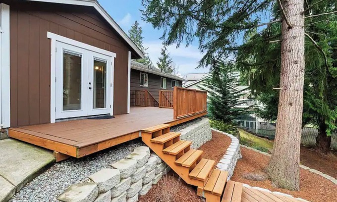 Bonney Lake House | BL1: Charming 4-bedroom house with AC and WiFi in fabulous Bonney Lake