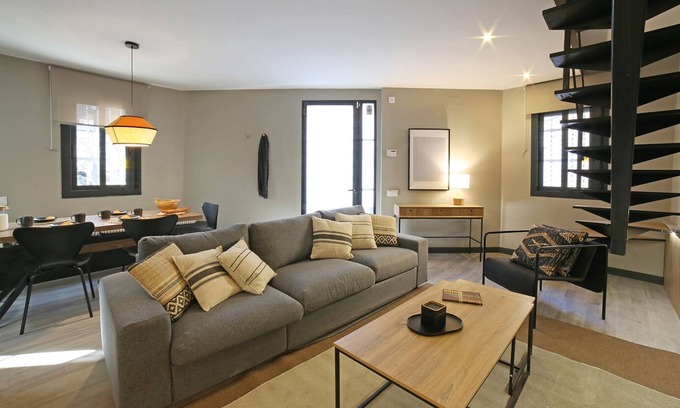 Collblanc y La Torrassa House | Blackhouse. With pool. BCN. FCB Stadium and Fira