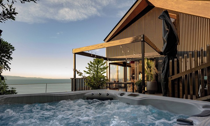 Atawhai House | Black Barn Escape - Modern, Architectural, Sea Views, Spa Pool!