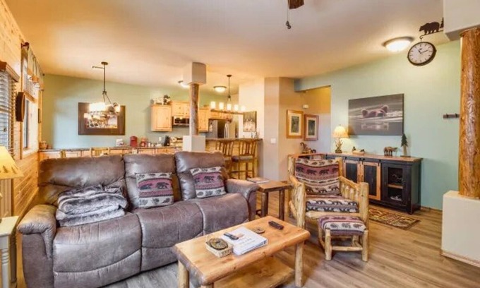 Show Low Condo | Black Bear Lodge - 5 minutes to Fool Hollow Lake and Golf Courses