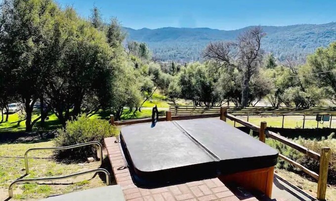 Oakhurst House | Black Bear Suite/Hot Tub/Sleeps 4/affordable!