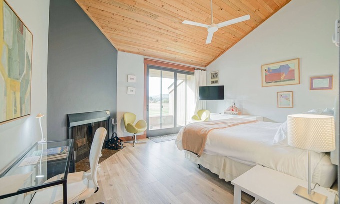 Black Butte Ranch Apartment | Black Butte Ranch Lodge Room 005
