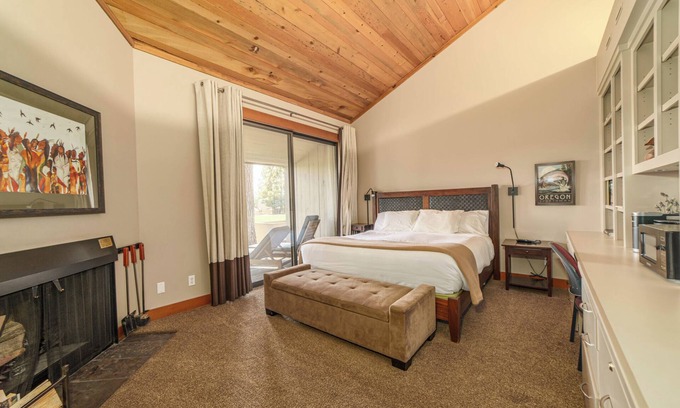 Black Butte Ranch Apartment | Black Butte Ranch Lodge Room 023
