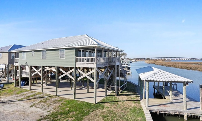 Lake Catherine House | Black Dog Lodge & Fishing Charter- Waterfront!