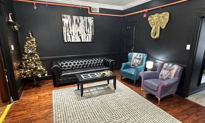 St. Charles Historic District House | Black & Gold suite 202 -ADA Room