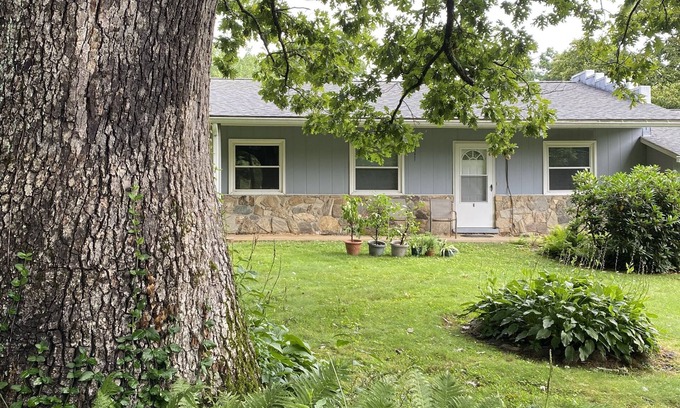 Black Mountain Apartment | Black Mountain Flat-walk to downtown