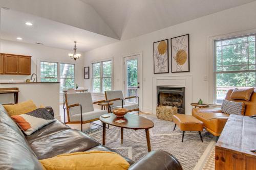 Black Mountain House | Black Mountain Hideaway with Hot Tub and Pool Table!