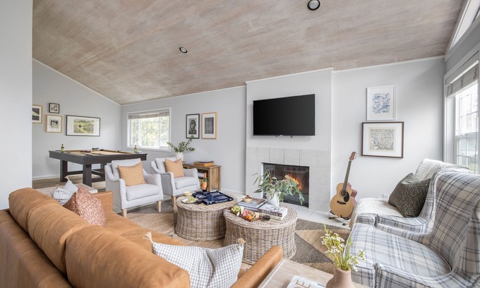 Santa Rosa House | Black Oak by AvantStay | Modern & Chic Santa Rosa Hideaway with Pool Table