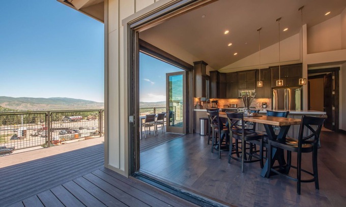 Park City Condo | Blackstone Luxury Top Floor 2br, Walk to Skiing at Cabriolet, Shared Pool and Hot tub, Mountain View