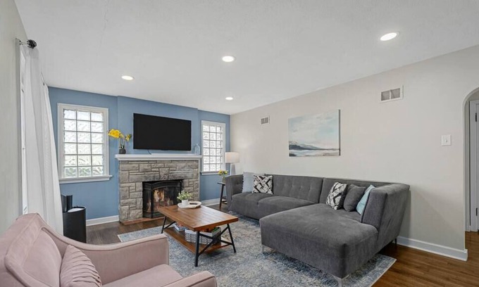St. Louis House | Blair's Big Field House - Long Stays Welcome