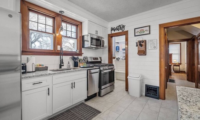 St. Charles Historic District House | Blair's Historic Mansion - 4 Bed - 2 Bath - WOW