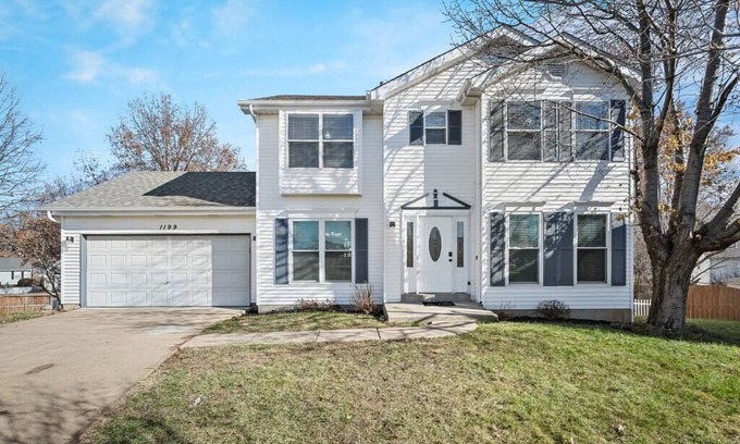 O'Fallon House | Blair's Massive House - Sleeps 12 - 4 Bed 3.5 Bath
