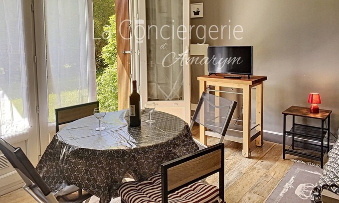 Eu Apartment | Bleu soleil, joli studio rez-de-chaussée à EU