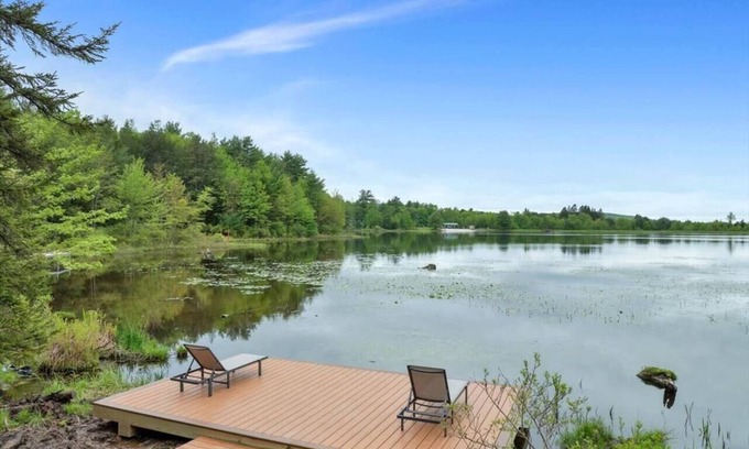 Blakeslee Ski Chalet | Bliss by the Lake, Private Lakefront Kayaks MovieRoom FirePit HotTub