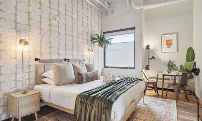 Fairmount Apartment | Bliss Studio|Pet friendly, Gym, Game Rm, Central Location