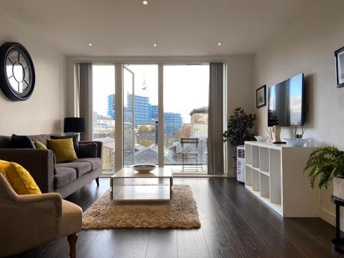 London Borough of Hounslow Apartment | Blissful One Bed Near The River