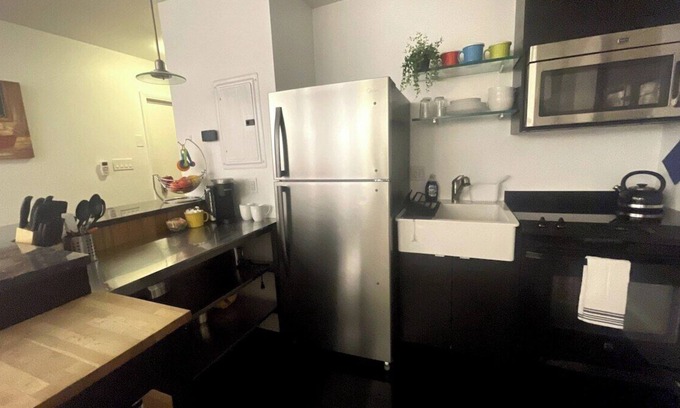 Bloomfield Apartment | Bloomfield~ West Penn~ Elevator~Parking~King Bed