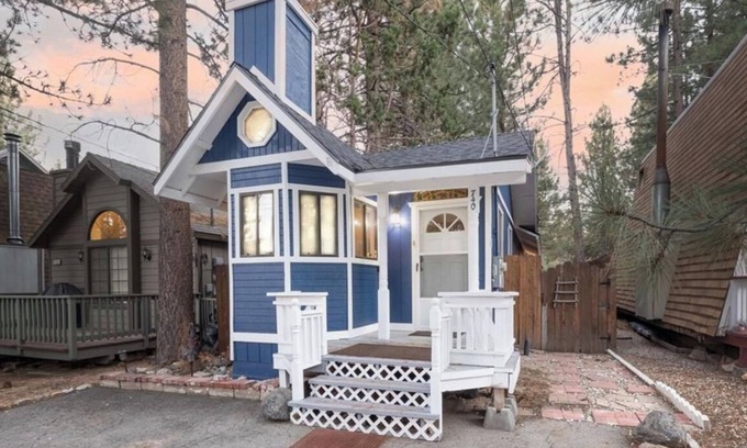 Big Bear Cabin | Blue Bear Cottage-2 Bedroom Cabin with hot tub