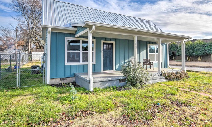 Dunean House | 'Blue Bird Bungalow' - 3 Mi to Main St!