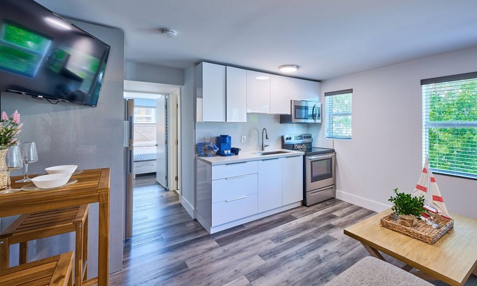 Parkside Apartment | Blue breeze Hollywood beach blvd, w/ KING Bed