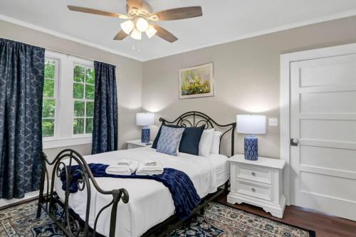 Lexington House | Blue Bungalow 2BR1BA Lexington