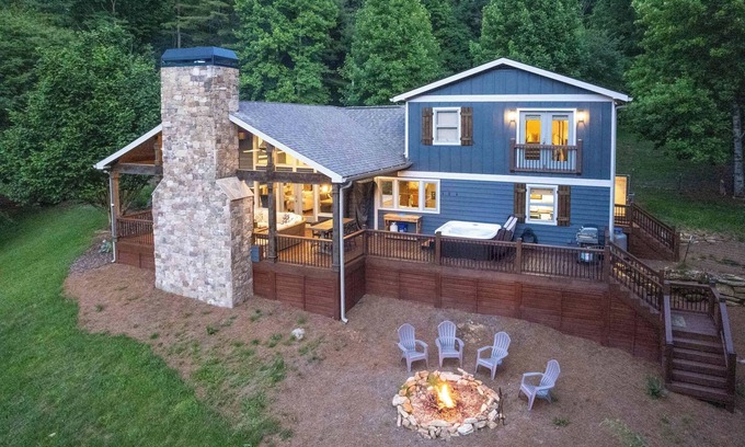 Cullowhee House | Blue Comanche - Upscale Mountain Home with a Hot Tub near Lake Glenville!