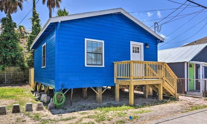 San Jacinto House | ‘Blue Dolphin' Cottage: Walk to Galveston Seawall!