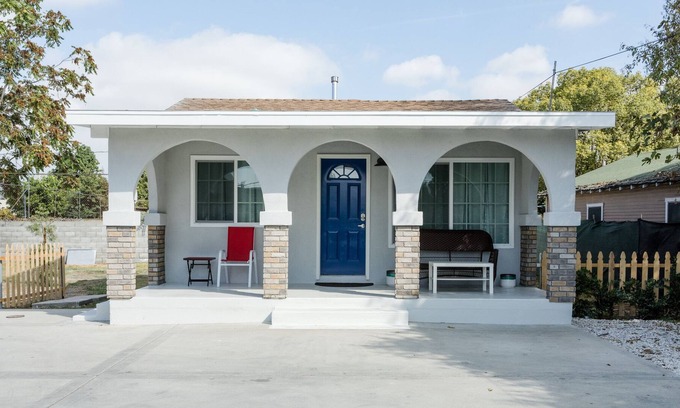 El Monte House | Blue Door House in Los Angeles near Downtown