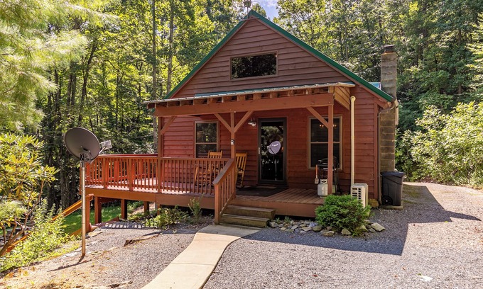 Lenoir Cabin | Blue Flower Cabin - 10 acres, private, hot tub, fire pit