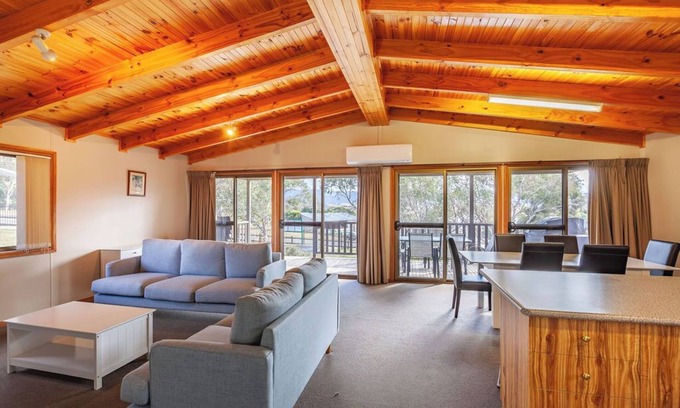 Jindabyne Cabin | Blue Gum Cottage - Spacious 3BR + Lakeside Views 5 mins to main shopping area