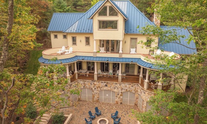 McHenry House | Blue Haven- 5 bedroom Lakefront home