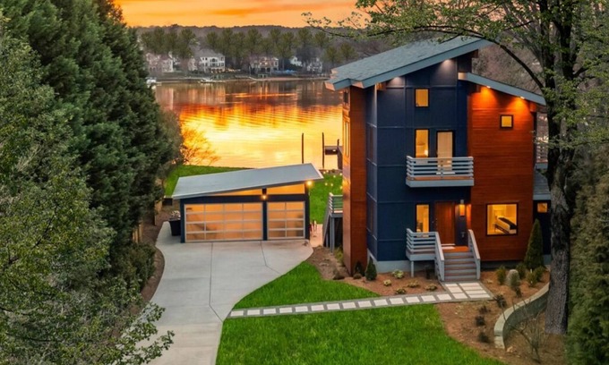 Mayhew House | Blue Haven w/Game Room, Hot Tub & Optional Boat Rental