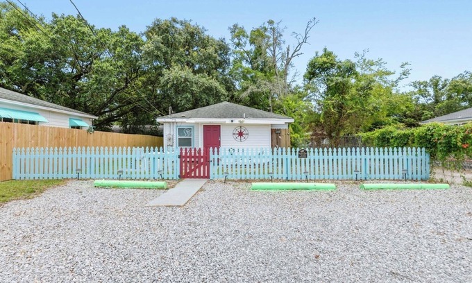 Gulfport Cottage | Blue Heron Cottage Charming2bedroom/2bath coastal cottage in Gulfport, Ms