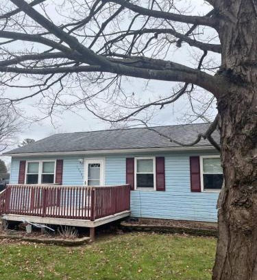 Logan House | Blue Heron Cottage with Game Room, Deck & Hot Tub