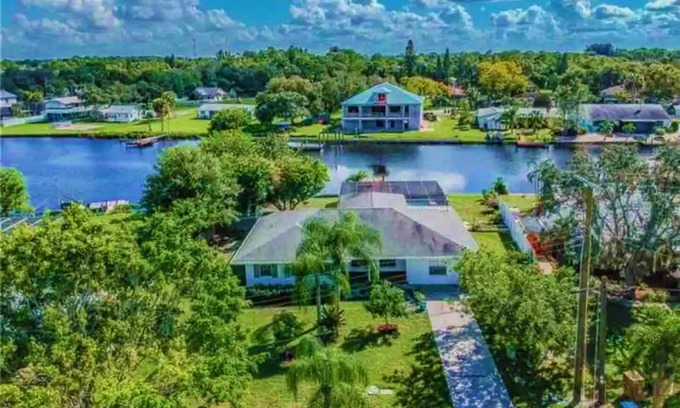 Ruskin House | Blue Heron House | Private 4 BR Waterfront w/Heated Pool and Fire Pit