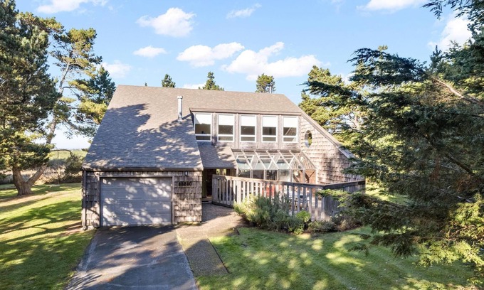 Surf Pines House | Blue Heron - Modern Coastal Retreat Close to Beach & w/ Modern Amenities