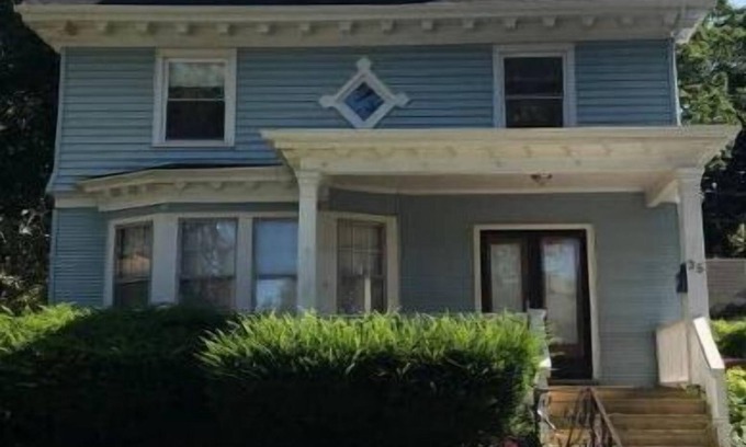 Rochester House | Blue House Downtown Rochester Sleeps 10