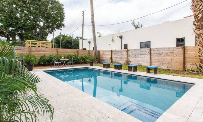 Old Northwood House | Blue Lagoon - Heated Pool, Mins to WPB + DT